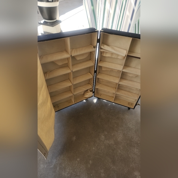 RARE SHOES SALEMAN VINTAGE ANTIQUE SUITCASE with wheels - Picture 4 of 4